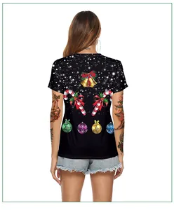 Détail du dos d'un t-shirt de Noël noir avec motifs festifs de rennes et de cloches dorées