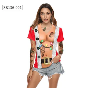 Détail de l'imprimé renne de Noël sur T-shirt à col en V avec graphisme festif vif