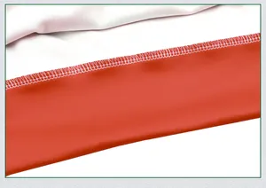 Vue macro des coutures overlock précises sur le sweat-shirt de Noël orange et blanc