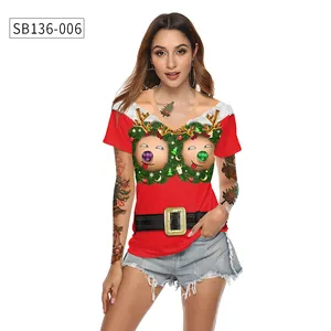 Détail de l'imprimé renne de Noël sur un t-shirt festif rouge à col en V pour femmes