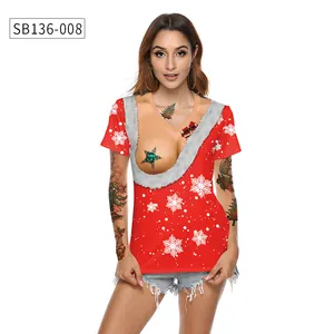 Détail du t-shirt rouge de Noël à col en V avec imprimé renne et motifs de flocons