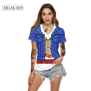 Détail du t-shirt de Noël blanc à col en V avec renne en pixel art et texte Merry Christmas