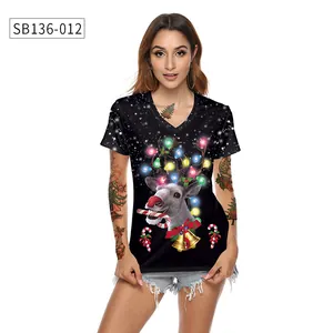 Détail d'un t-shirt femme noir à col en V avec motif renne et décorations de Noël festives