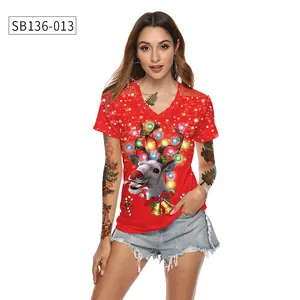 Détail du t-shirt de Noël à col en V avec imprimé renne et éléments festifs colorés