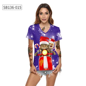 Détail de l'imprimé chat de Noël sur un t-shirt violet à col en V avec texte festif