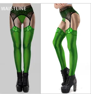 Détail du legging Saint-Patrick avec trèfle vert et motif de porte-jarretelles en dentelle