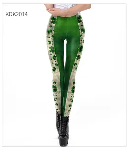 Détail du legging Saint-Patrick avec imprimé trèfles et coutures latérales ivoire