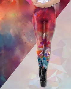Detail der 3D-Digitaldrucke mit Sternen und Geometrie auf Yoga-Leggings