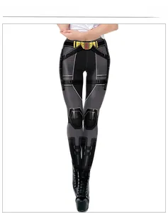 Détail du legging Black Widow avec armure tactique imprimée en 3D et logo sablier rouge