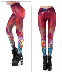 Detail der High-Waist-Yoga-Leggings mit Galaxie-Sternen und geometrischen Mustern