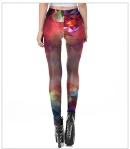 Nahaufnahme der Rückansicht von 3D-Galaxie und geometrischen Yoga-Leggings
