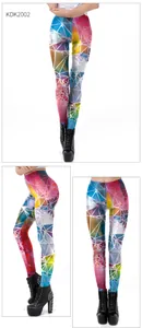 Drei Ansichten der 3D-Yoga-Leggings mit geometrischem Galaxy-Print und schmaler Passform