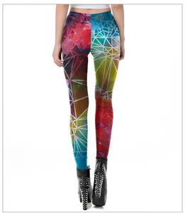 Detailansicht der Yoga-Leggings mit 3D-Geometrie-Sternenhimmel-Digitaldruck von hinten