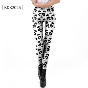 Détail de leggings extensibles avec imprimé panda 3D et finition lisse et soyeuse