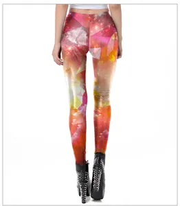 Rückansicht der Yoga-Leggings mit Galaxy-Geometriemuster und schmaler Passform
