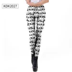 Détail du legging extensible avec imprimé panda 3D noir et blanc et coupe ajustée
