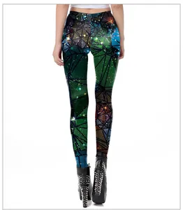 Detailansicht der Rückseite von Yoga-Leggings mit 3D-Nebula-Galaxie und geometrischen Mustern