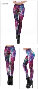 Makroansicht des geometrischen 3D-Galaxie-Prints und der hochelastischen Yoga-Leggings