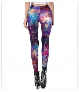 Detailansicht der 3D-Leggings mit geometrischem Sternenhimmel-Muster und Passform
