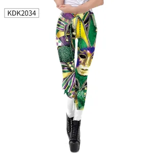 Détail du legging Mardi Gras avec masques de carnaval et motifs de losanges
