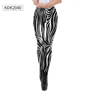 Gros plan du motif zèbre sur leggings de sport et bottines à plateforme