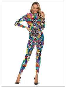 Detail van de kleurrijke 3D glas-in-lood geometrische print op een strakke bodysuit