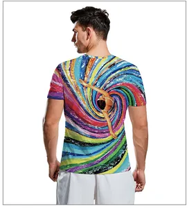 Detail van kleurrijke 3D spiraalvormige vortex print en zwemmersilhouet op heren t-shirt rug