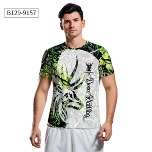 Detail van de groene camouflageprint en het hertenjachtmotief op het T-shirt voor heren