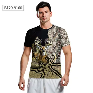 Detailopname van hert kop digitale print op een camouflage jacht T-shirt met korte mouwen