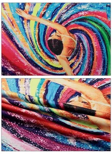 Macrodetail van levendige abstracte 3D-vortexprint op zachte stof van heren-T-shirt