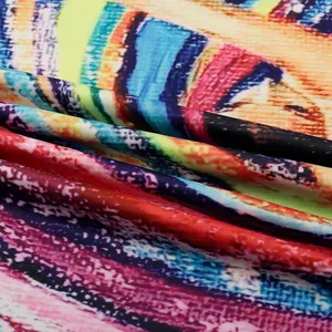 Heren T-shirt met abstracte kleurrijke 3D-strepen op getextureerde stof
