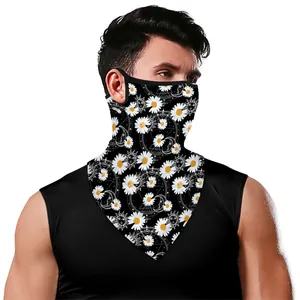 Détail du masque avec motifs marguerites, soleil et lune sur tissu noir avec boucles d'oreilles