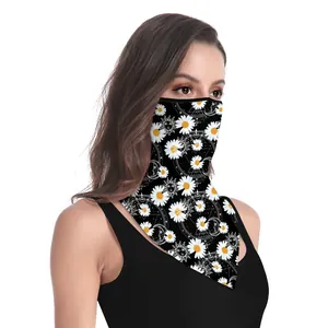 Détail du masque bandana à boucles d'oreilles avec motifs de marguerites et célestes