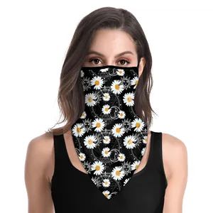 Détail du cache-col à boucles d'oreilles avec motifs marguerites et astres soleil lune