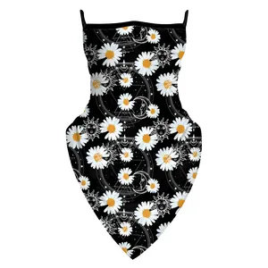 Détail du masque à boucles d'oreilles avec motifs de marguerites, soleil et lune