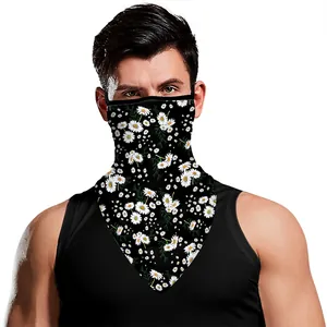Détail du masque avec boucles d'oreilles et imprimé marguerites pour protection solaire
