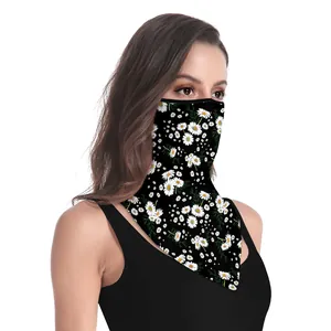 Détail du masque floral avec marguerites blanches sur tissu noir anti-UV doux