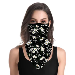 Détail du masque respirant à boucles d'oreilles avec motif floral de marguerites blanches
