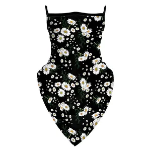 Détail d'un cache-cou noir avec imprimé marguerites blanches et boucles d'oreilles pour rando