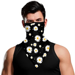 Détail du masque à boucles avec motif marguerites sur un tour de cou noir triangle