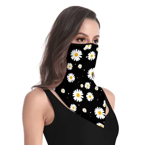 Détail d'un tour de cou floral avec marguerites blanches sur tissu noir pour protection solaire