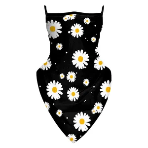 Détail du masque avec boucles d'oreilles et imprimé marguerites sur tissu noir stretch