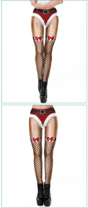 Detalle de leggings navideños con estampados de encaje, pompones de pelo y lazos rojos