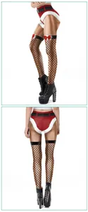 Detalle del conjunto de pantalones cortos navideños de talle alto y medias de rejilla