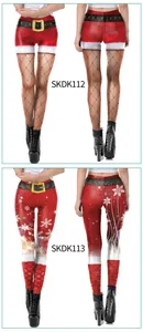 Detalle de los leggings navideños con estampados festivos de copos de nieve y botas