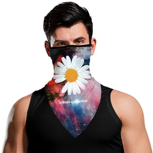 Détail du masque à boucles avec motif marguerites et texte Always Guard You imprimé