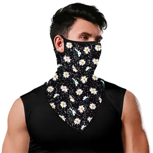 Détail du masque avec boucles d'oreilles et motif marguerites pour protection du cou