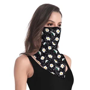 Détail du masque à boucles avec motif marguerites blanches et tissu noir respirant extensible