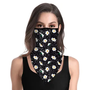 Gros plan sur l'imprimé marguerite blanche d'un cache-cou noir avec boucles d'oreilles