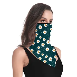 Détail d'un cache-cou vert foncé avec imprimé marguerites et boucles d'oreilles pour femme